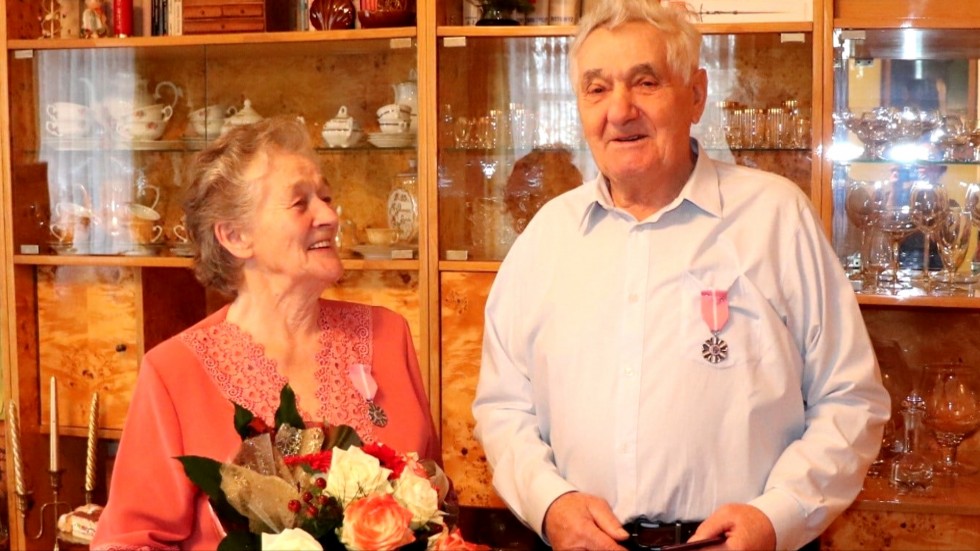 Stegna. Państwo Hildegarda i Feliks Koszelak odznaczeni za długoletni staż małżeński.