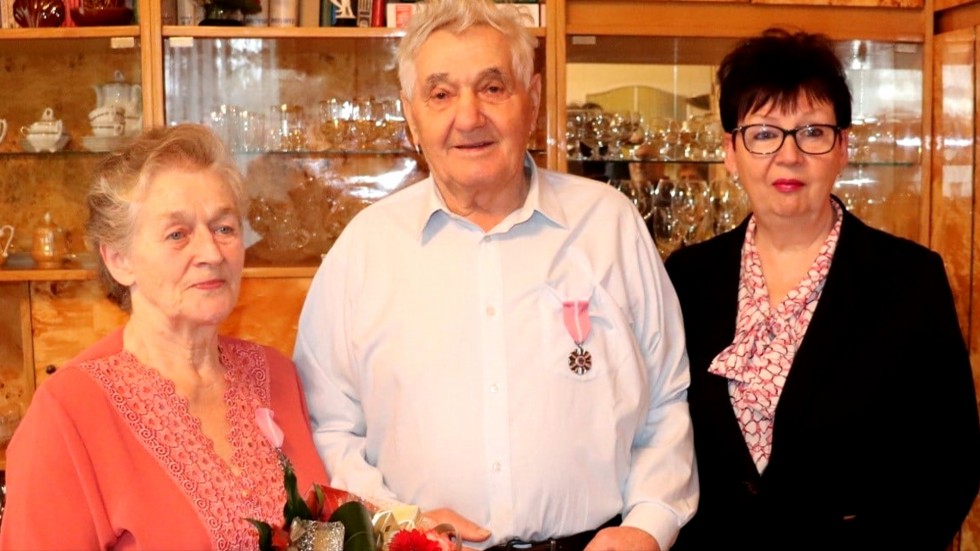 Stegna. Państwo Hildegarda i Feliks Koszelak odznaczeni za długoletni staż małżeński.