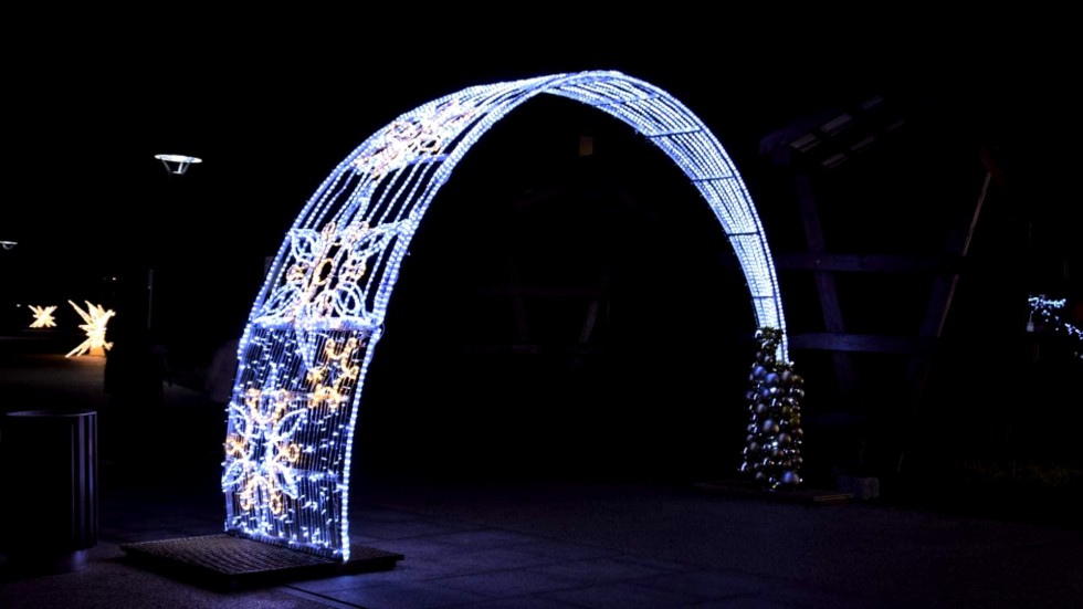 Nowy Dwór Gdański. Ulice przystrojone świątecznymi iluminacjami.