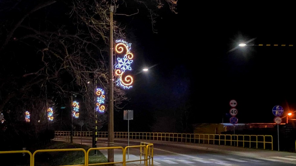 Nowy Dwór Gdański. Ulice przystrojone świątecznymi iluminacjami.