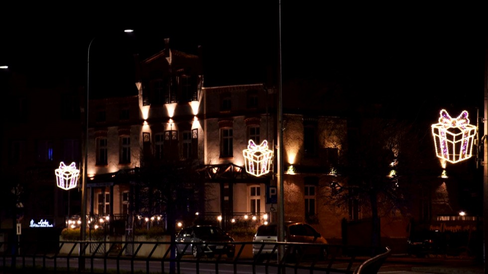 Nowy Dwór Gdański. Ulice przystrojone świątecznymi iluminacjami.