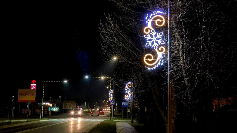 Nowy Dwór Gdański. Ulice przystrojone świątecznymi iluminacjami.