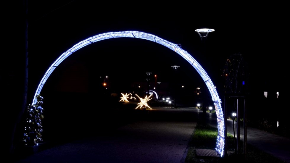 Nowy Dwór Gdański. Ulice przystrojone świątecznymi iluminacjami.