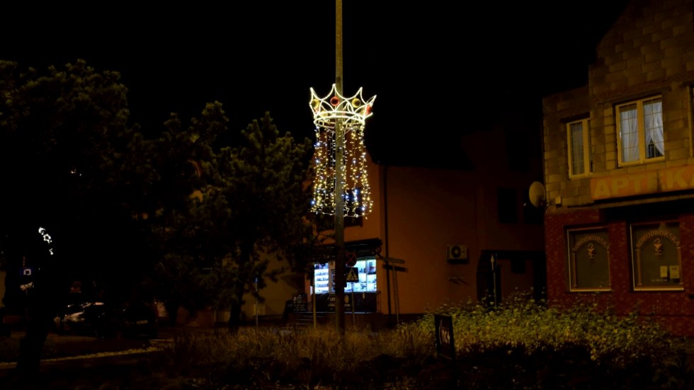 Nowy Dwór Gdański. Ulice przystrojone świątecznymi iluminacjami.