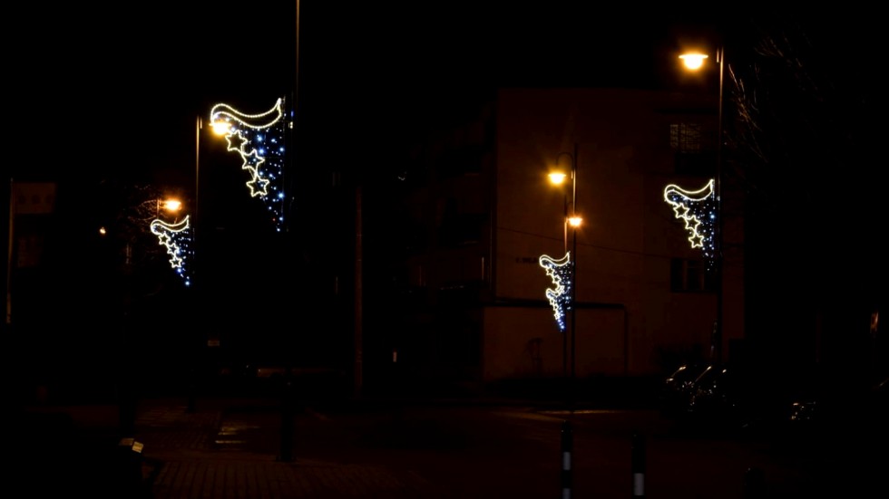 Nowy Dwór Gdański. Ulice przystrojone świątecznymi iluminacjami.