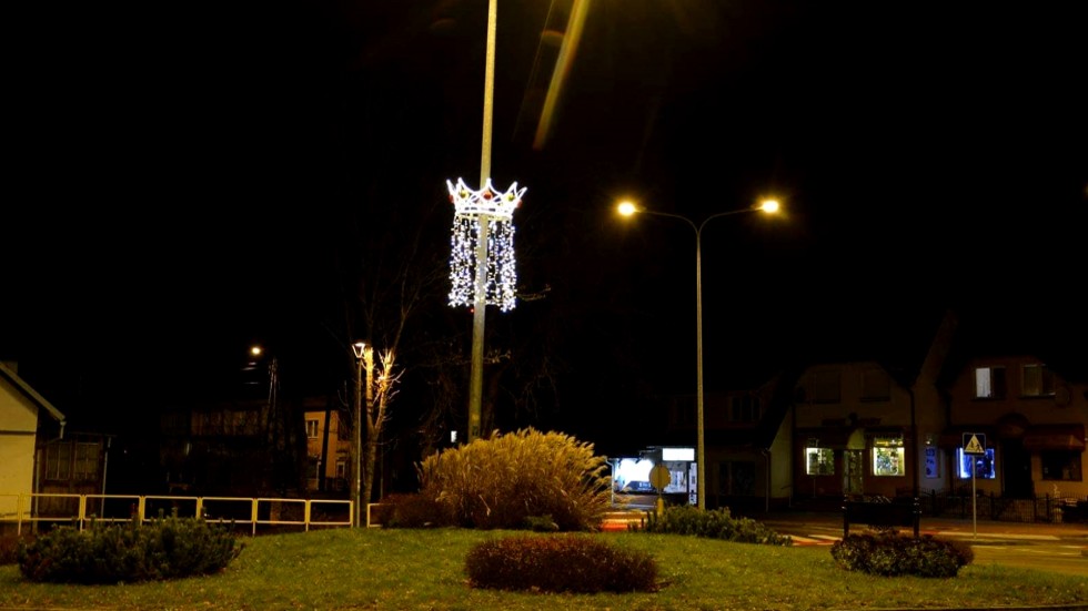 Nowy Dwór Gdański. Ulice przystrojone świątecznymi iluminacjami.