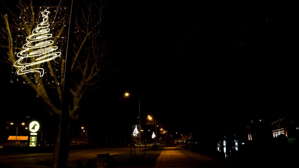 Nowy Dwór Gdański. Ulice przystrojone świątecznymi iluminacjami.