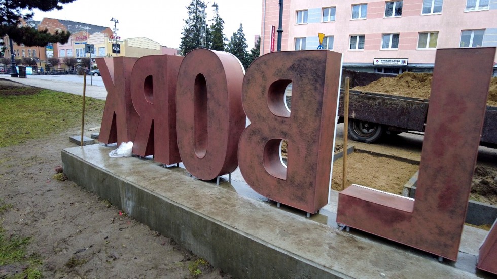 Zero w napisie przestrzennym MALBORK – to błąd czy celowe działanie artystyczne?