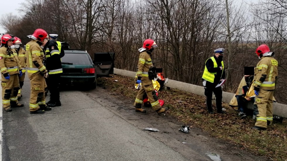 DK22. Dwie osoby w szpitalu po czołówce przed mostem w Knybawie.