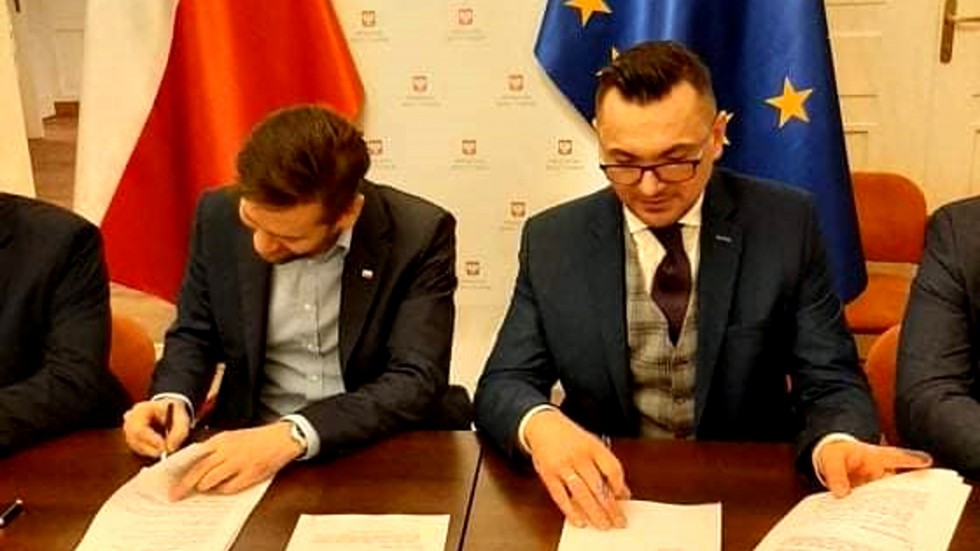 Gmina Miłoradz. Prawie 3 mln zł na budowę hali sportowej – umowa z Ministerstwem Sportu podpisana.