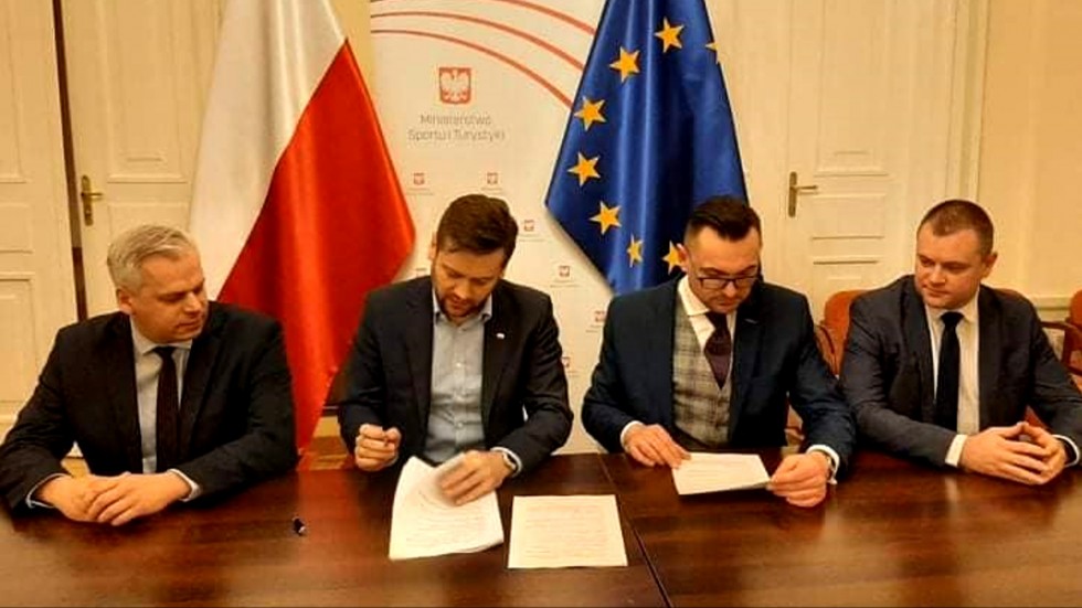 Gmina Miłoradz. Prawie 3 mln zł na budowę hali sportowej – umowa z Ministerstwem Sportu podpisana.