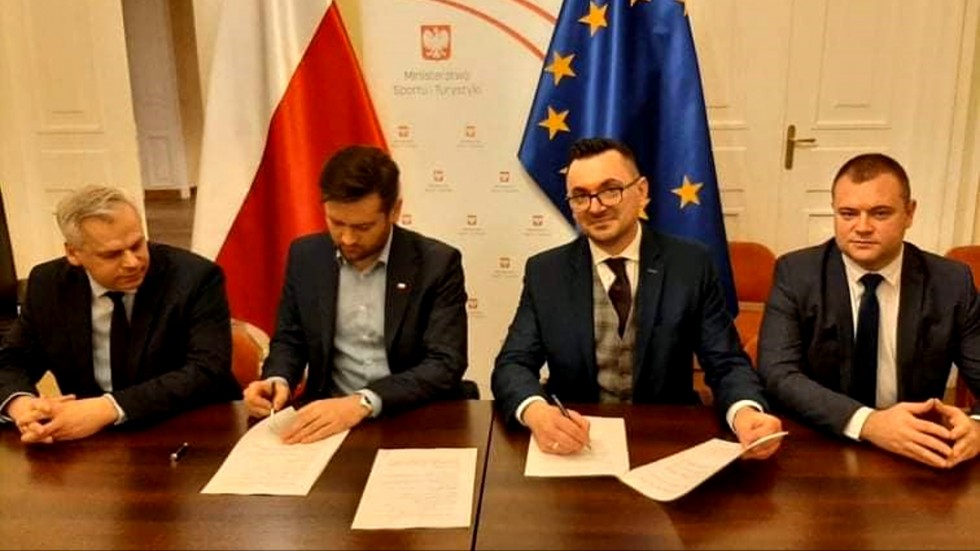 Gmina Miłoradz. Prawie 3 mln zł na budowę hali sportowej – umowa z Ministerstwem Sportu podpisana.