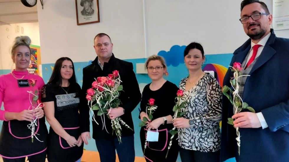Gmina Miłoradz. Uśmiechy i róże z okazji Dnia Kobiet.
