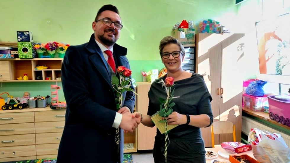 Gmina Miłoradz. Uśmiechy i róże z okazji Dnia Kobiet.
