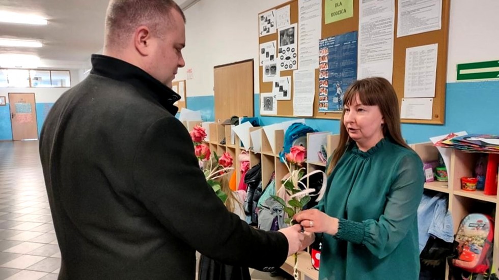 Gmina Miłoradz. Uśmiechy i róże z okazji Dnia Kobiet.