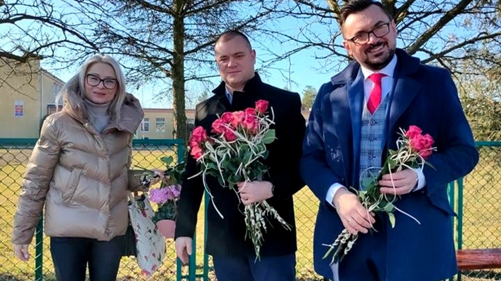 Gmina Miłoradz. Uśmiechy i róże z okazji Dnia Kobiet.