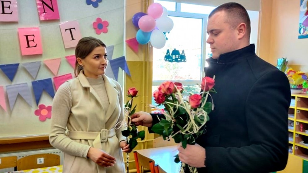 Gmina Miłoradz. Uśmiechy i róże z okazji Dnia Kobiet.