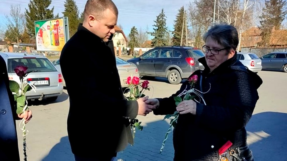 Gmina Miłoradz. Uśmiechy i róże z okazji Dnia Kobiet.