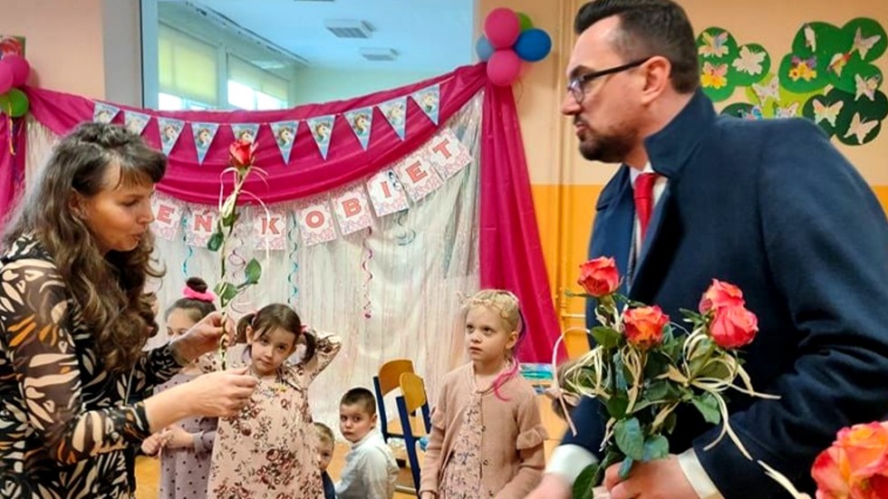 Gmina Miłoradz. Uśmiechy i róże z okazji Dnia Kobiet.