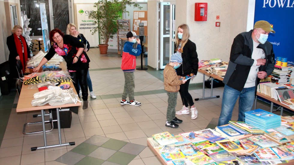 Sztum. Mieszkańcy pomagają uchodźcom z Ukrainy – społeczny kiermasz książek i kolorowe bratki.
