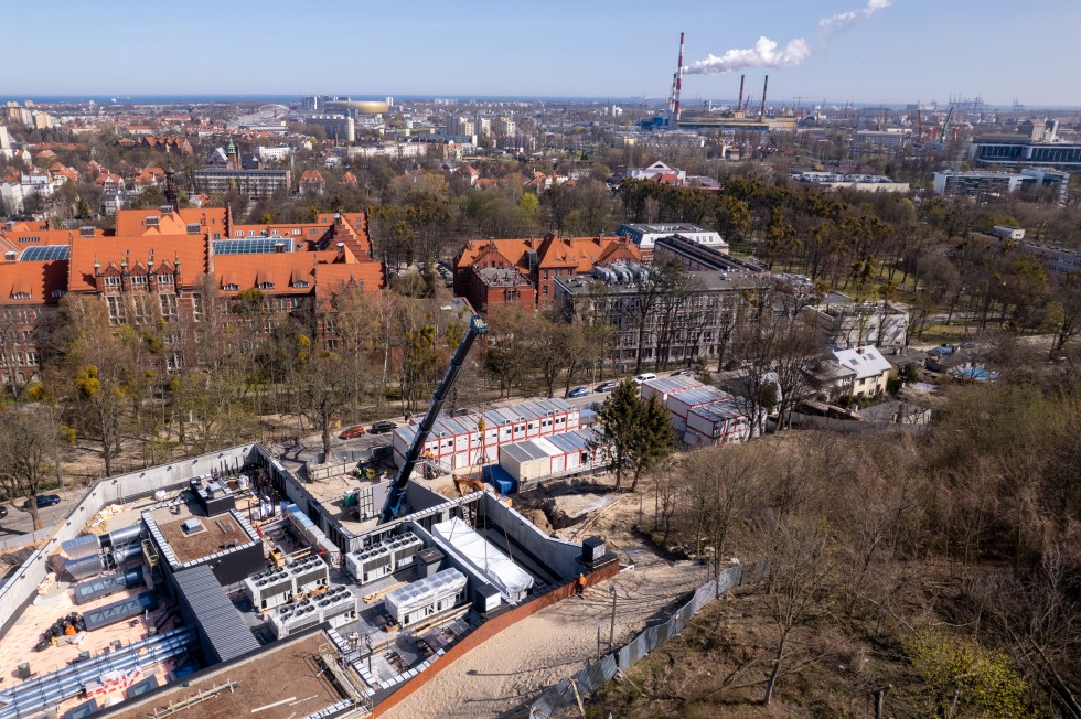 Potężny dźwig dostarcza agregaty na dach CK STOS Politechniki Gdańskiej