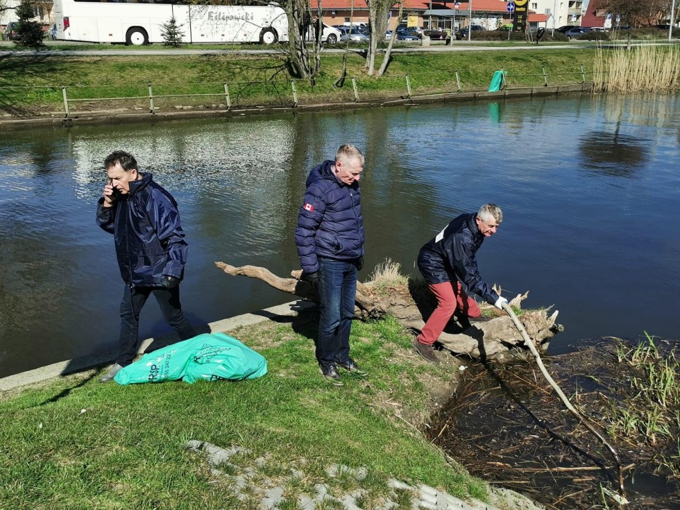 Nowy Dwór Gdański. Akcja sprzątania koryta i brzegów rzeki Tugi