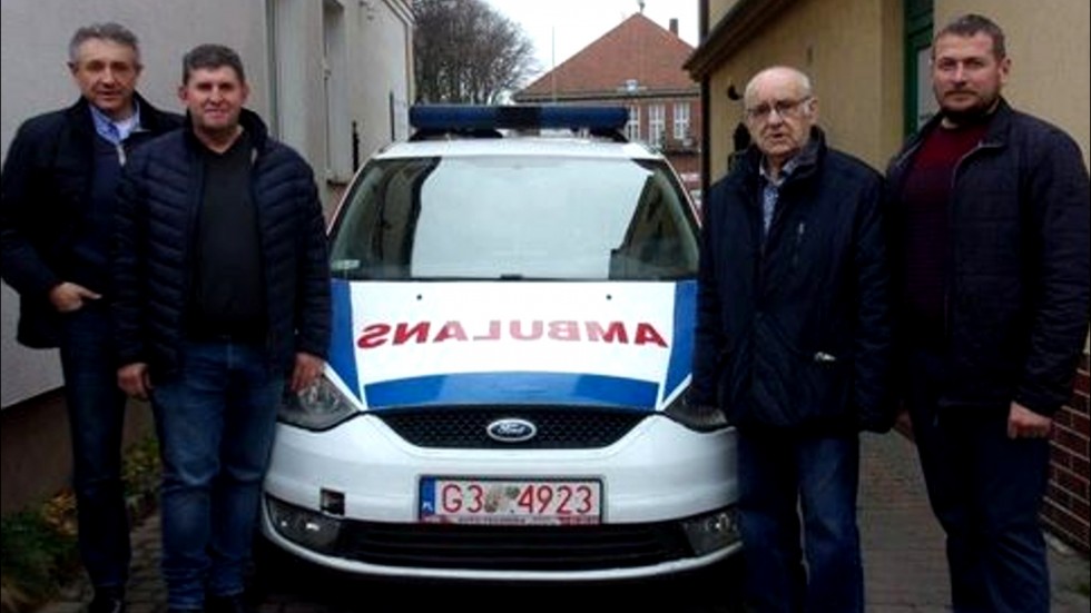 Nowy Dwór Gdański. Karetka dla partnerskiego miasta Sarny na Ukrainie.