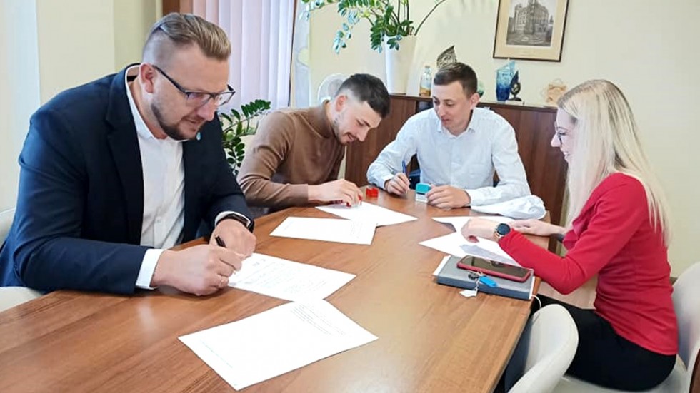Sztutowo. Podpisanie umowy na dotację dla klubu Beach Soccer Club Hemako.
