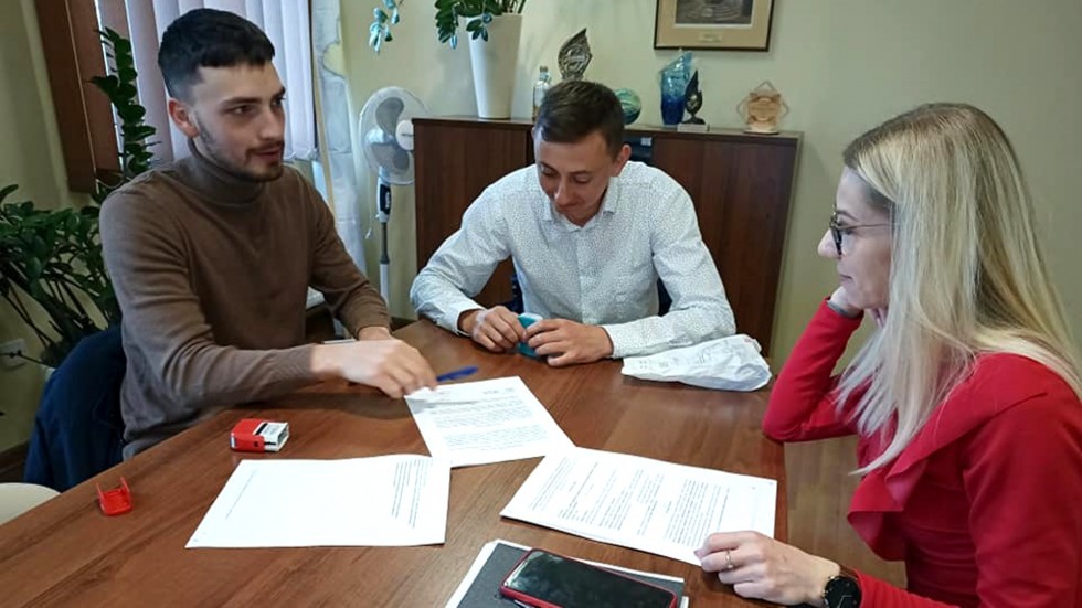 Sztutowo. Podpisanie umowy na dotację dla klubu Beach Soccer Club Hemako.