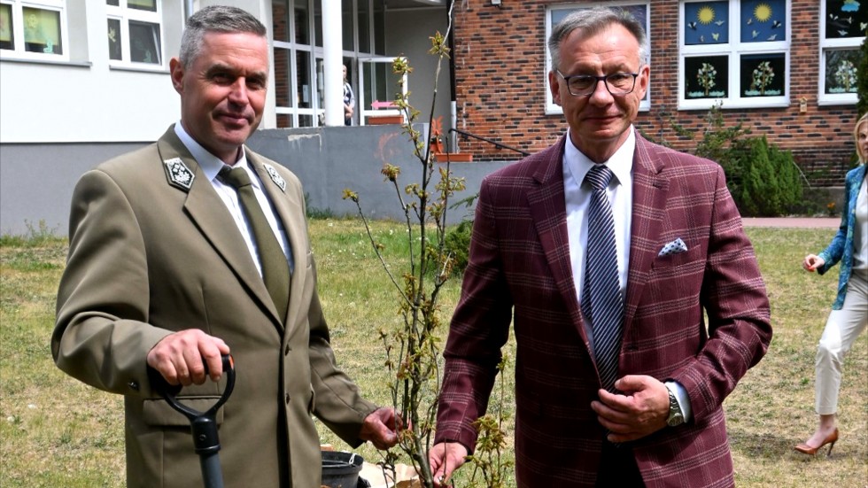 Krynica Morska. Sadzenie drzewek z okazji Dnia Patrona Szkoły Podstawowej.