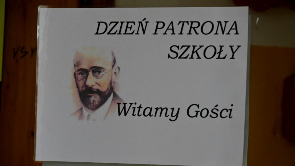 Krynica Morska. Sadzenie drzewek z okazji Dnia Patrona Szkoły Podstawowej.