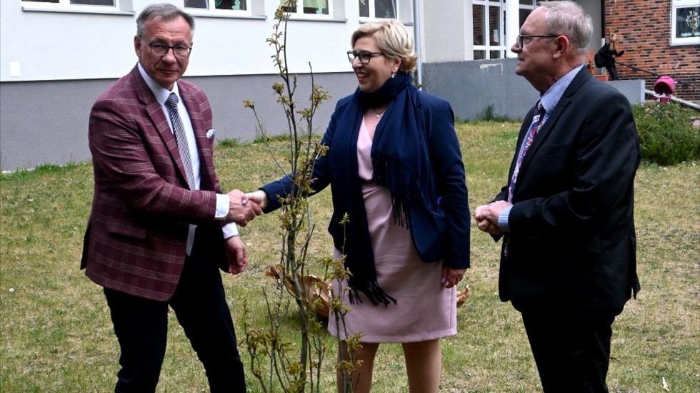 Krynica Morska. Sadzenie drzewek z okazji Dnia Patrona Szkoły Podstawowej.