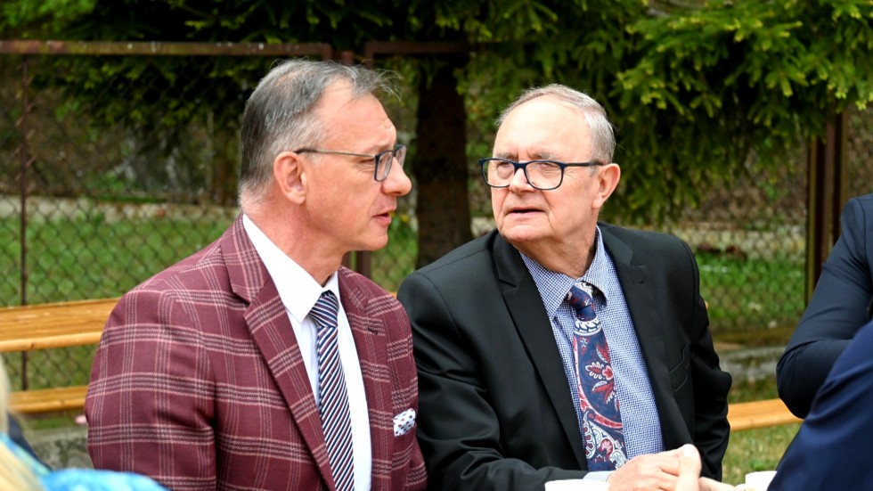 Krynica Morska. Sadzenie drzewek z okazji Dnia Patrona Szkoły Podstawowej.