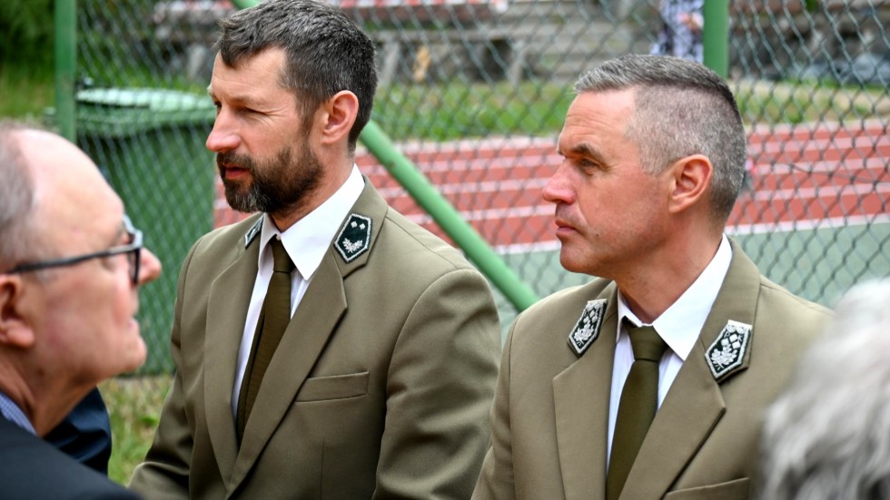 Krynica Morska. Sadzenie drzewek z okazji Dnia Patrona Szkoły Podstawowej.