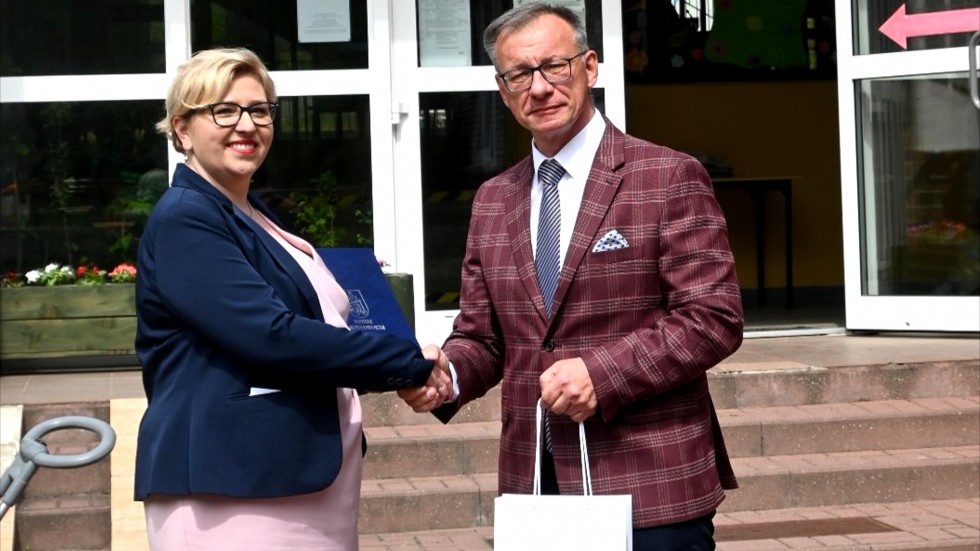 Krynica Morska. Sadzenie drzewek z okazji Dnia Patrona Szkoły Podstawowej.