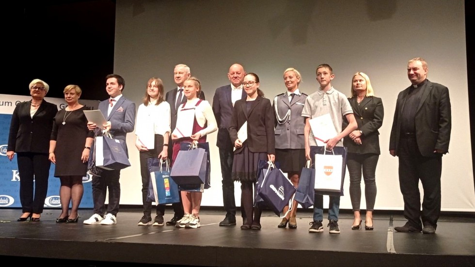Powiat sztumski. Uczniowie z Czernina i Barlewiczek z nagrodami Pomorskiego Kuratora Oświaty.