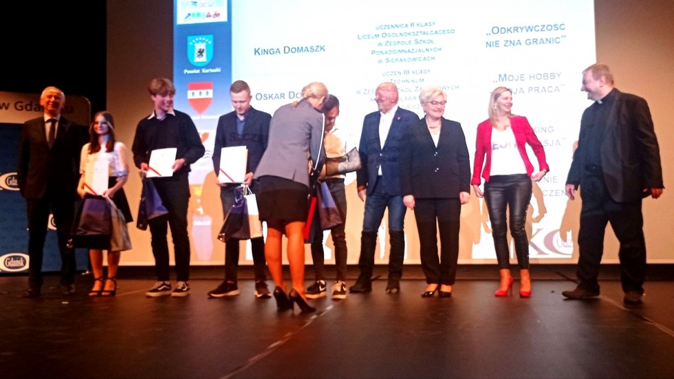 Powiat sztumski. Uczniowie z Czernina i Barlewiczek z nagrodami Pomorskiego Kuratora Oświaty.