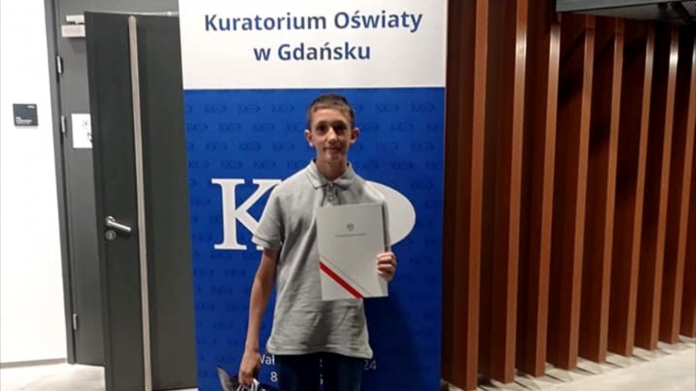 Powiat sztumski. Uczniowie z Czernina i Barlewiczek z nagrodami Pomorskiego Kuratora Oświaty.