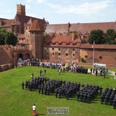 Malbork. Uroczysty apel żołnierzy 22. Bazy Lotnictwa Taktycznego z okazji&#8230;