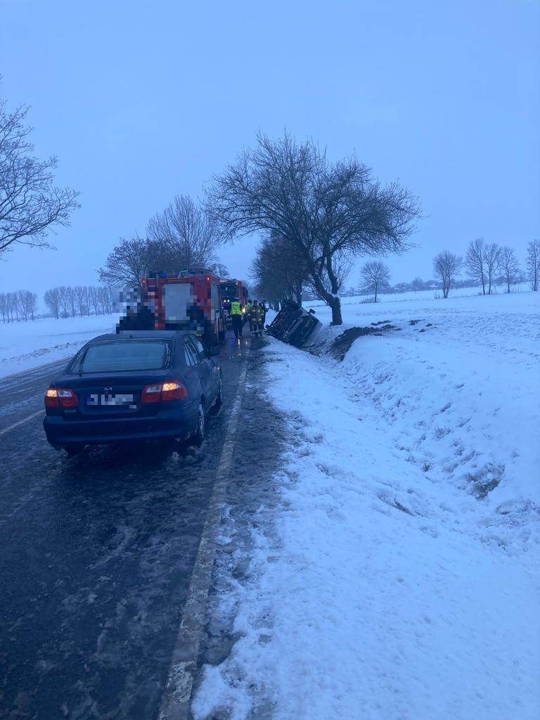 DK55. Bus w rowie w Dębinie – 4 osoby w szpitalu.