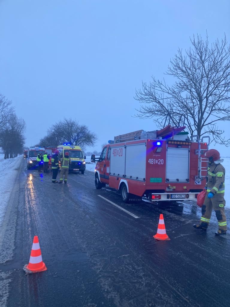 DK55. Bus w rowie w Dębinie – 4 osoby w szpitalu.