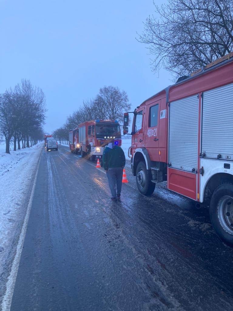 DK55. Bus w rowie w Dębinie – 4 osoby w szpitalu.