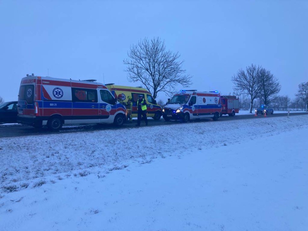 DK55. Bus w rowie w Dębinie – 4 osoby w szpitalu.