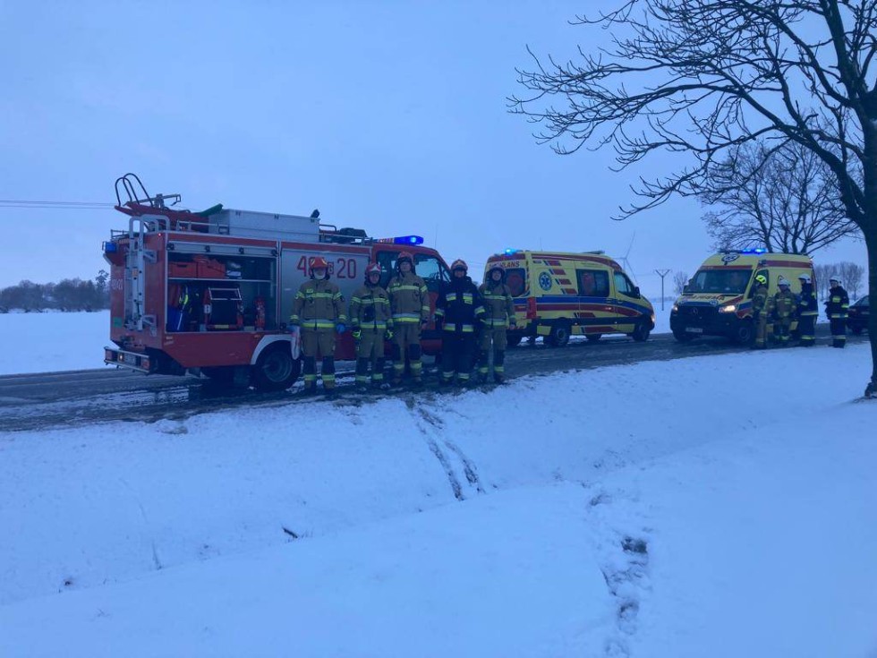 DK55. Bus w rowie w Dębinie – 4 osoby w szpitalu.