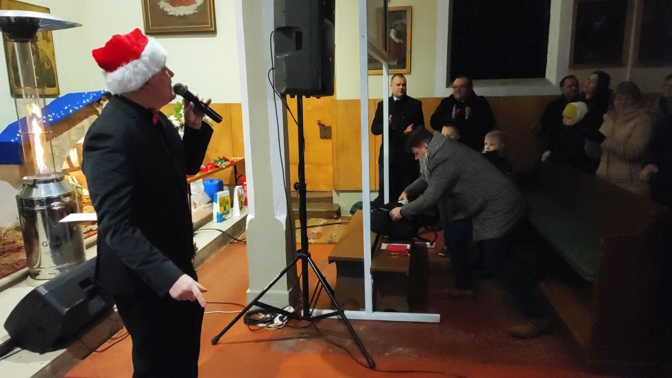 Magia świąt i koncert kolęd zespołu Riwiera w kościele w Lasowicach Wielkich. Wideo i zdjęcia