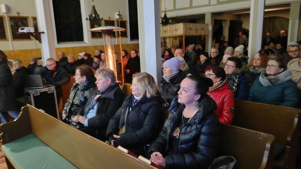 Magia świąt i koncert kolęd zespołu Riwiera w kościele w Lasowicach Wielkich. Wideo i zdjęcia