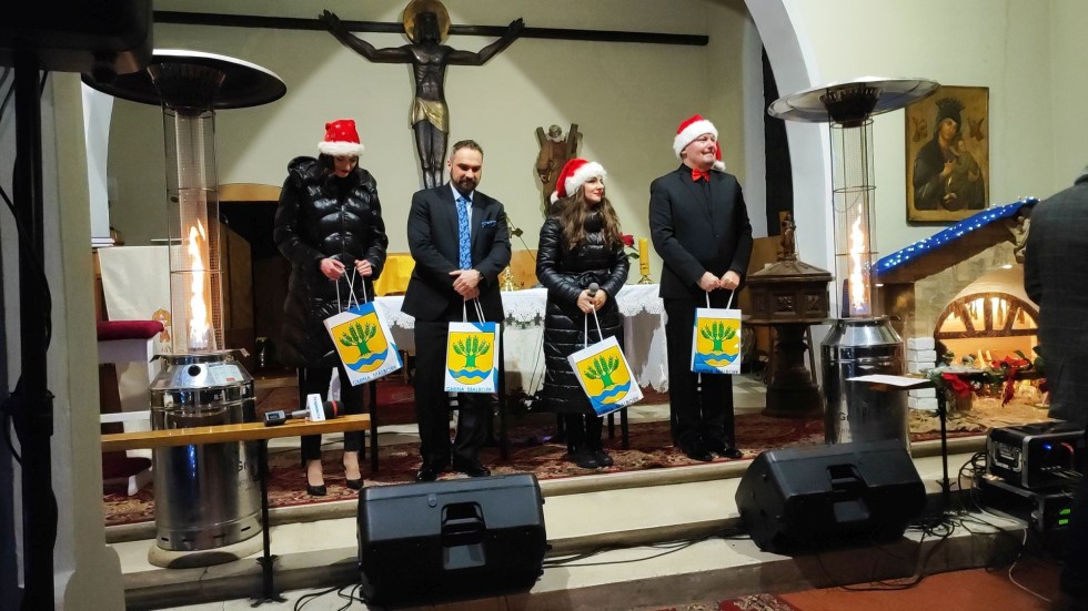 Magia świąt i koncert kolęd zespołu Riwiera w kościele w Lasowicach Wielkich. Wideo i zdjęcia