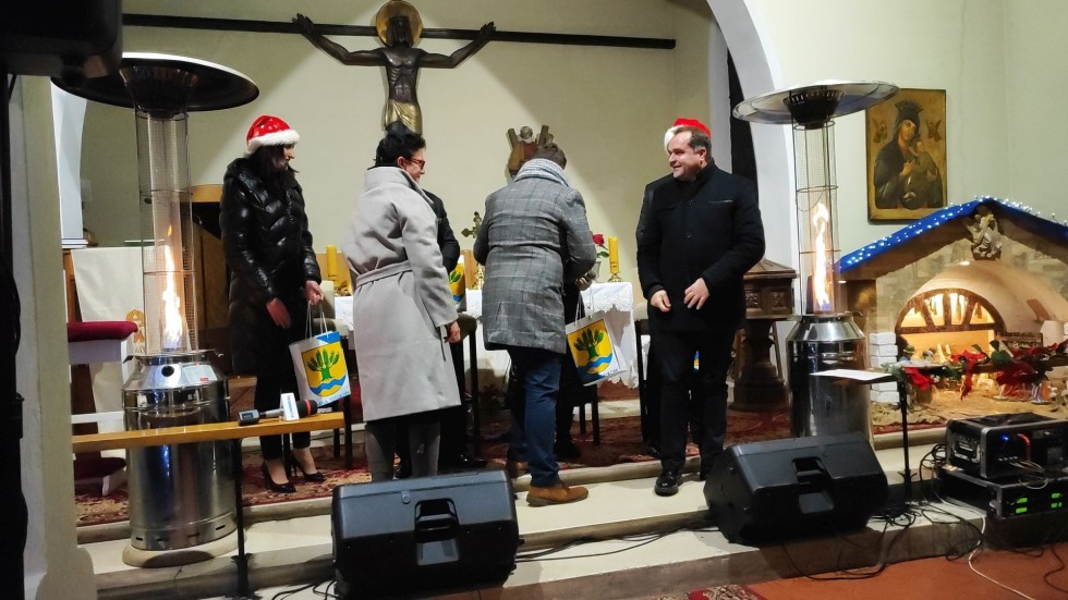Magia świąt i koncert kolęd zespołu Riwiera w kościele w Lasowicach Wielkich. Wideo i zdjęcia