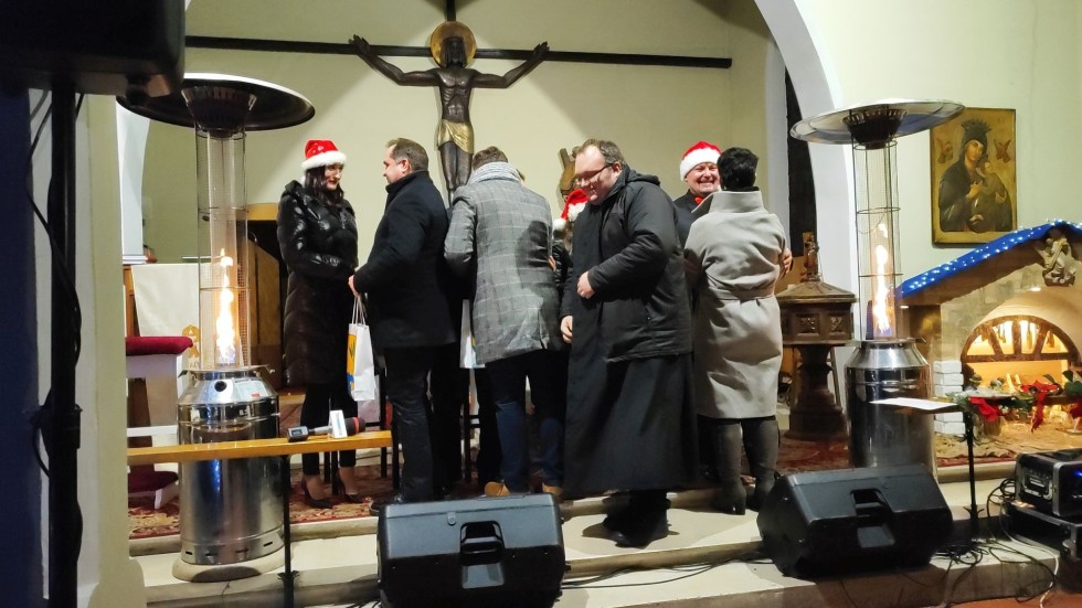 Magia świąt i koncert kolęd zespołu Riwiera w kościele w Lasowicach Wielkich. Wideo i zdjęcia