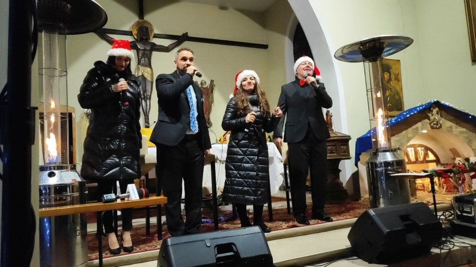 Magia świąt i koncert kolęd zespołu Riwiera w kościele w Lasowicach Wielkich. Wideo i zdjęcia